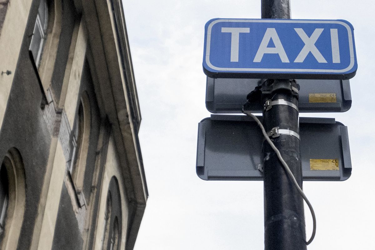 Warszawa. Usłyszeli zarzuty po pobiciu taksówkarza