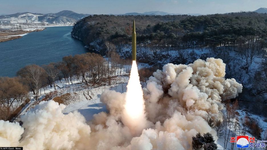 Testowe wystrzelenie pocisku hipersonicznego na paliwo stałe przez Koreę Północną. Zdjęcie opublikowane przez oficjalną Koreańską Centralną Agencję Informacyjną 15 stycznia 2024 r.