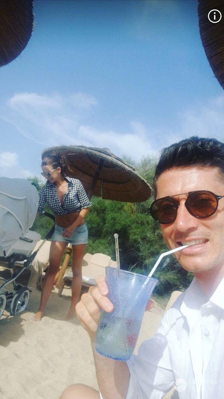 Robert i Anna Lewandowscy na wakacjach na plaży
