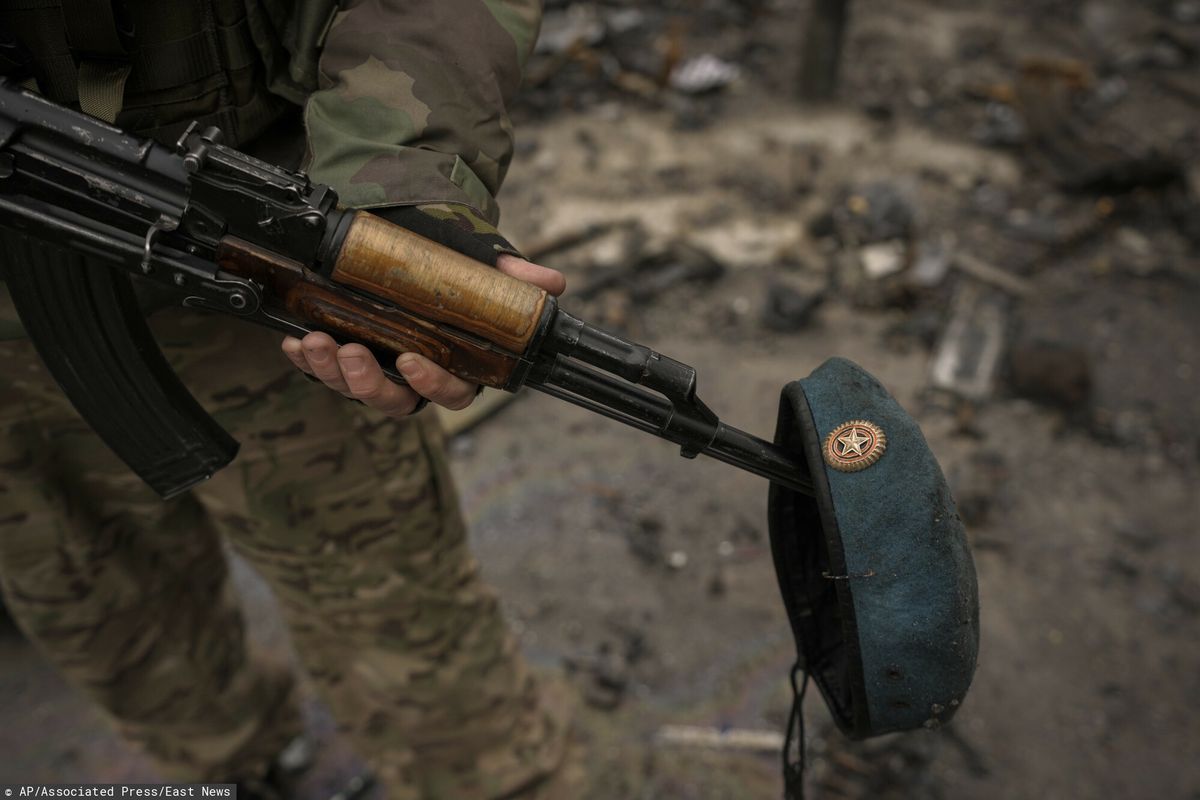 Ukraiński żołnierz z beretem rosyjskiego spadochroniarza na lufie kałasznikowa (AP Photo/Vadim Ghirda)
AP