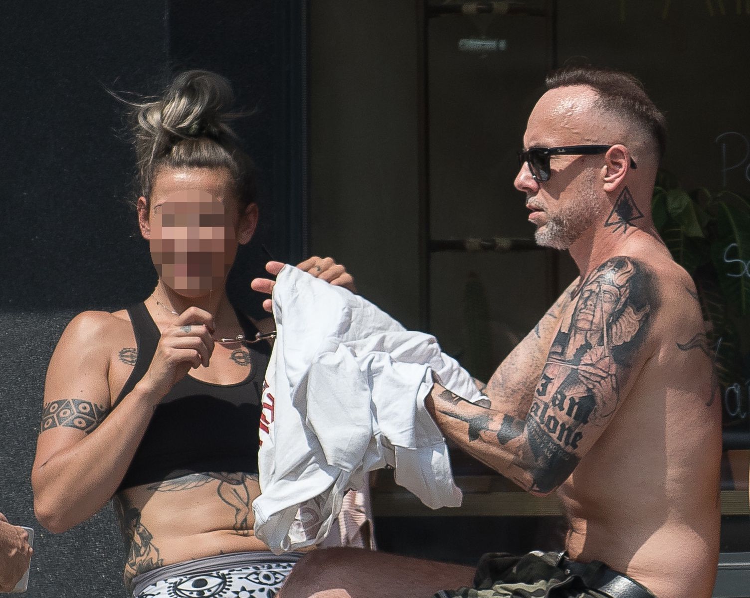 Nergal opala gołą klatę