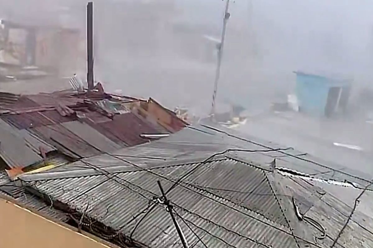 "Woda wlewa się przez dach". Mieszkańcy Jamajki walczą z huraganem