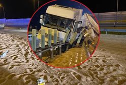 Zboże na A1. Ciężarówka wjechała w bariery