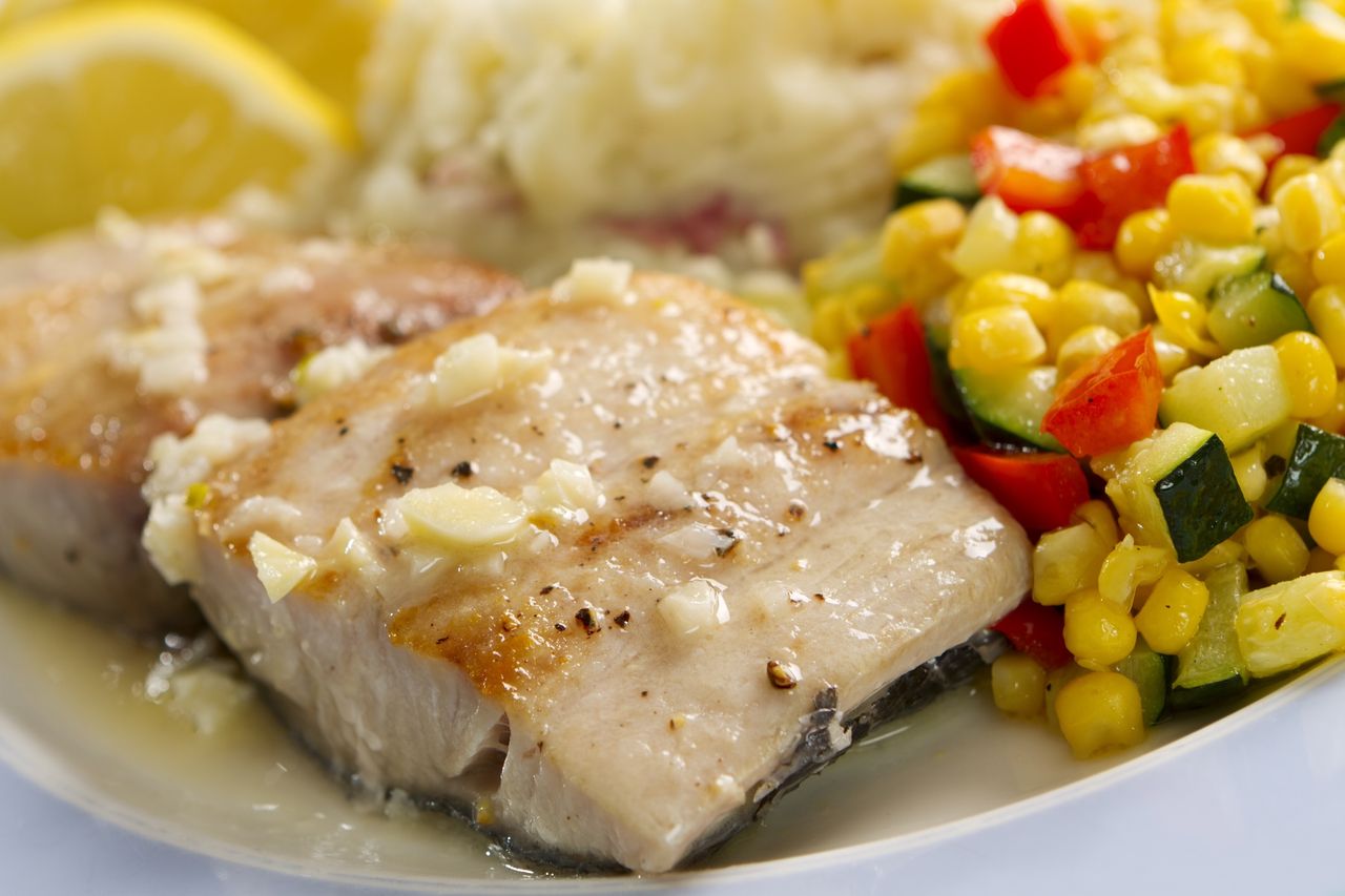 Ma mało ości i chude delikatne mięso. Niesłusznie przegrywa z droższym łososiem