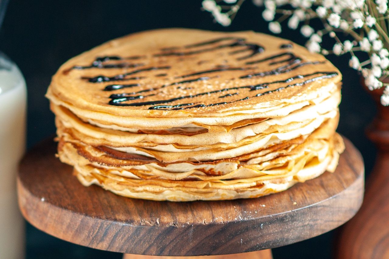 Tort naleśnikowy z gęstym budyniem i śliwkami. To prawdziwy frykas