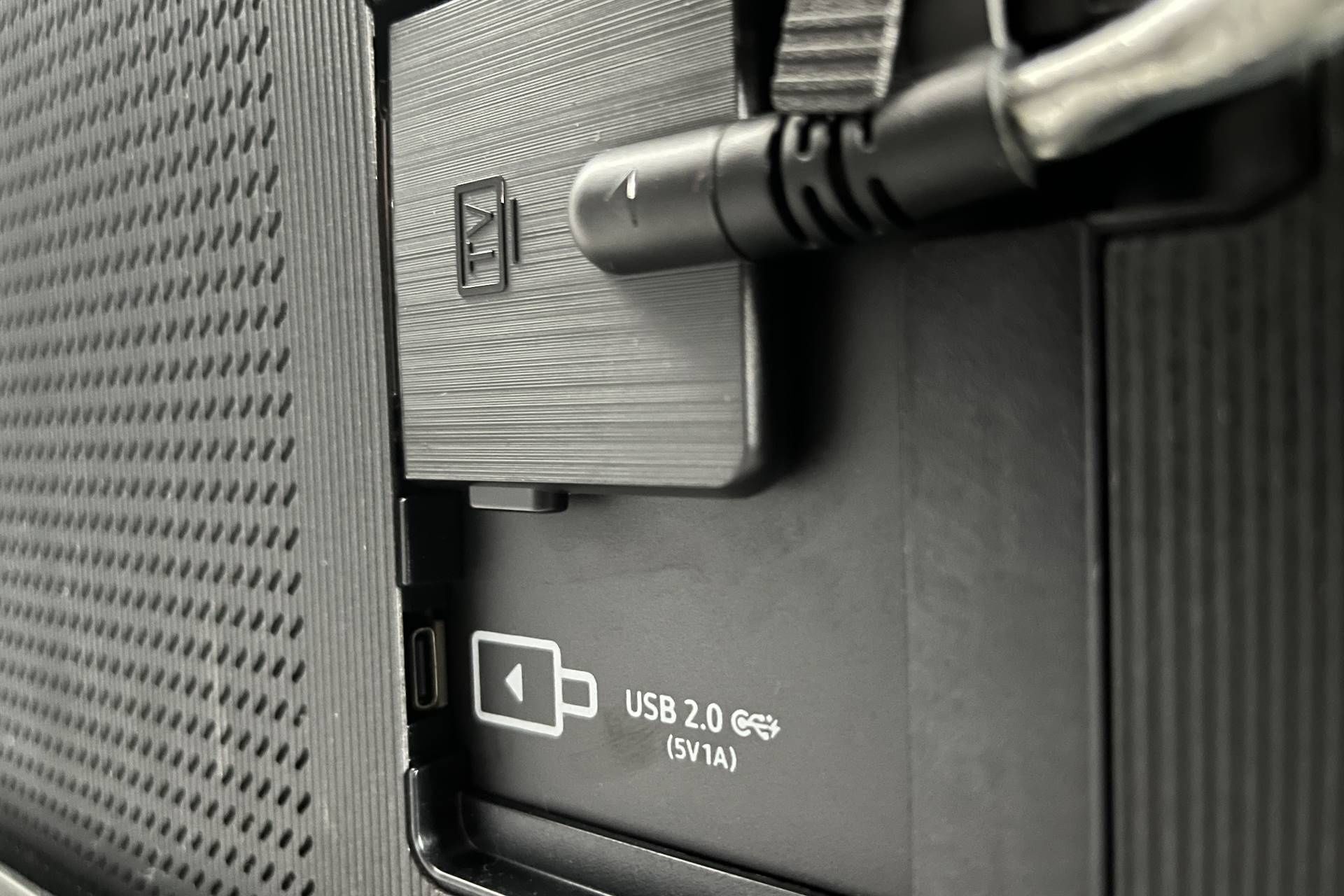 Samsung QN800C - złącze USB C dla kamery internetowej