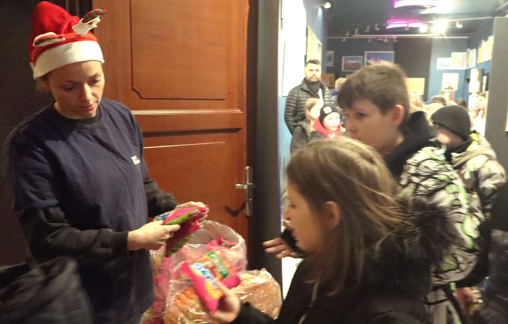 Prawie 300 dzieci ze szkół podstawowych skorzystało z akcji &#34;Mikołajki z Gazetą Krakowską&#34; w Wadowicach