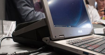 [IFA 2015] Asus GX700: pierwszy na świecie laptop z chłodzeniem wodnym z bliska
