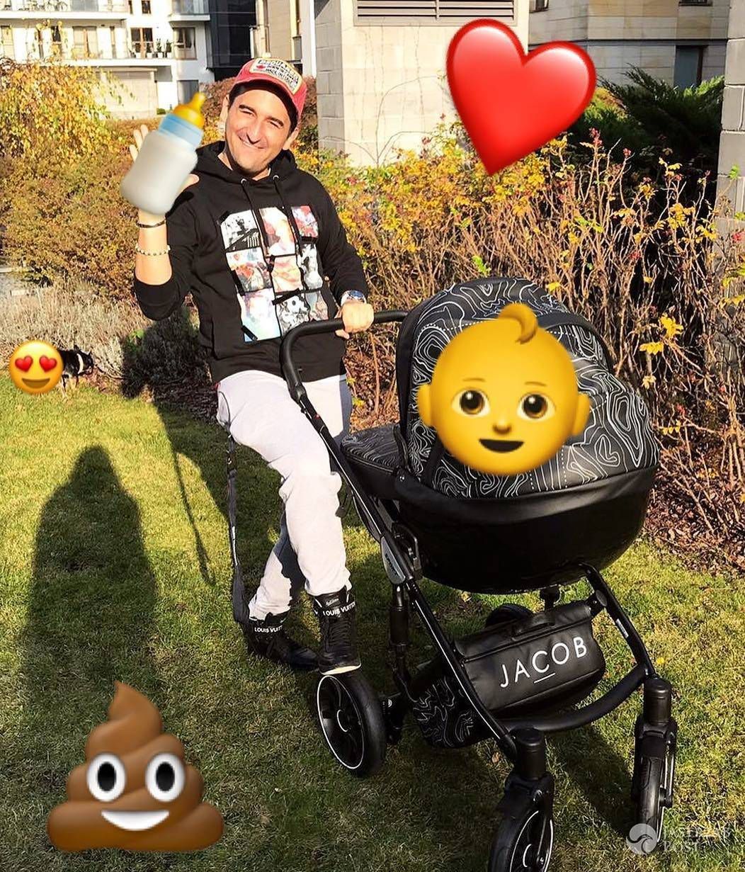Michał Koterski na spacerze z synkiem