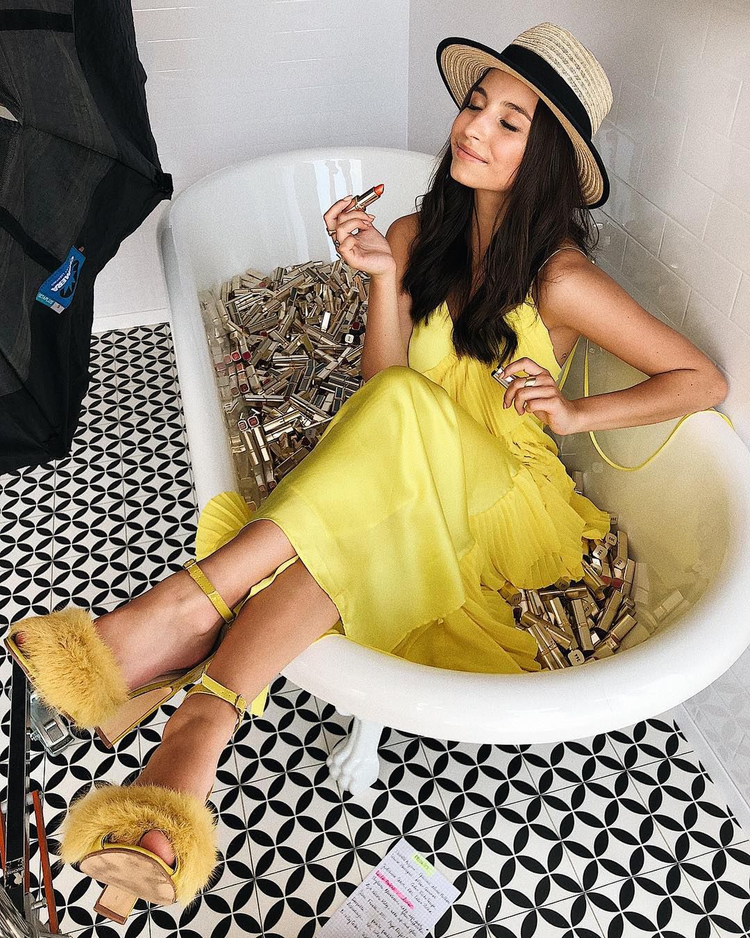 Julia Wieniawa w Cannes zanurzona w wannie wypełnionej szminkami L'Oreala