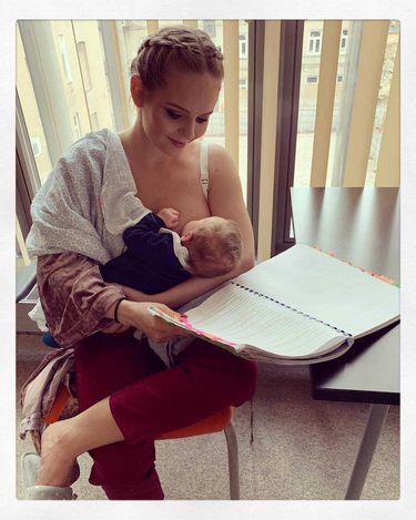 Olga Kalicka karmi syna piersią