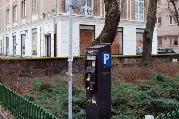 Drogowy absurd przy Gałczyńskiego. "Kierowcy płacą za postój i dostają mandaty"