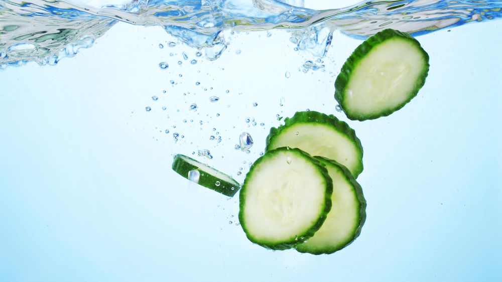 Poznaj niesamowite właściwości wody ogórkowej