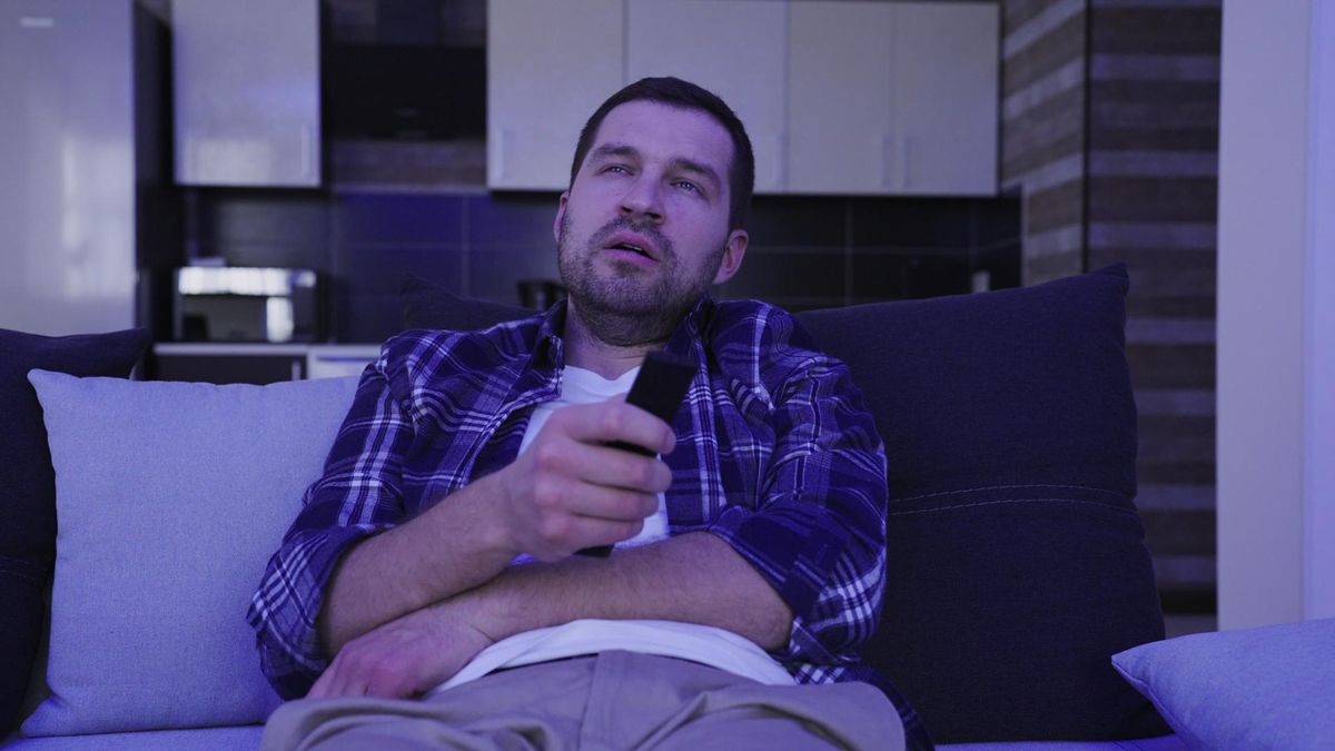 Regularnie zasypiasz przed telewizorem? Cierpi na tym mózg, serce i metabolizm
