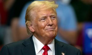 To nie peruka i samoopalacz. Wiadomo, dlaczego tak wygląda