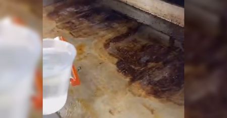 Czyszczenie grilla w McDonald’s po całym dniu pracy. Nagranie to hit sieci