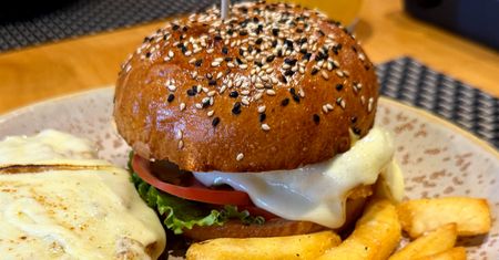 Burgery są uwielbiane na całym świecie. Skąd wziął się ich fenomen?