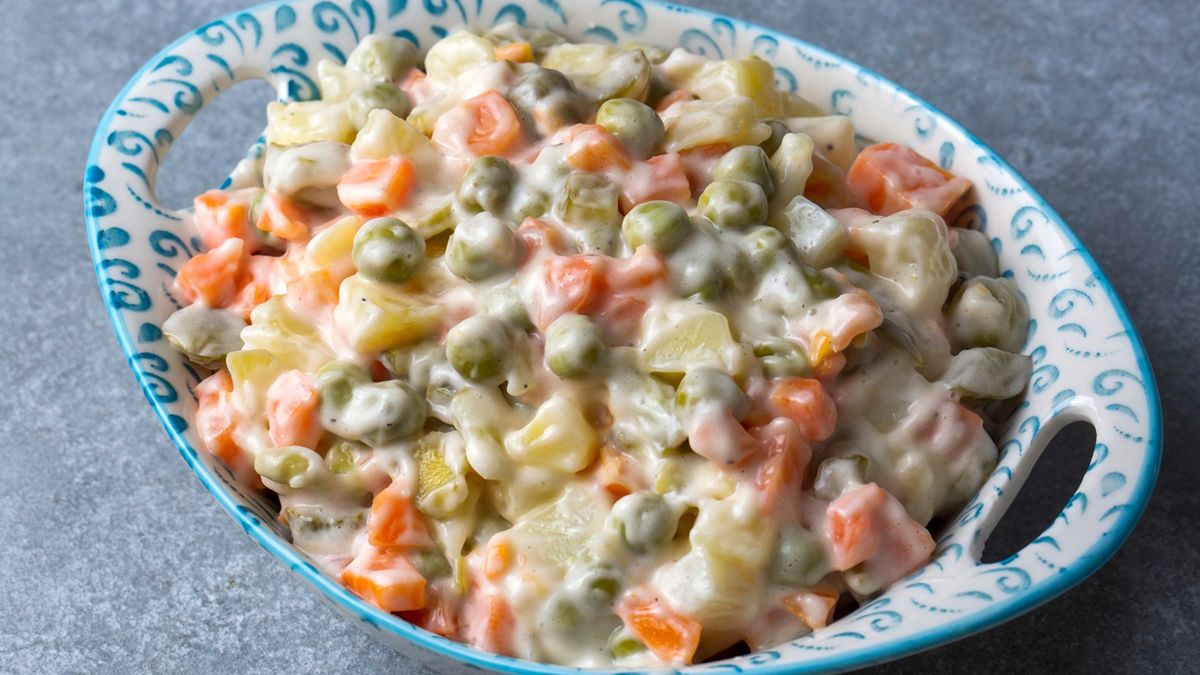 Sałatka jarzynowa z kurczakiem