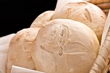 Przed laty wypiekano chlebki zaduszne i zanoszono na cmentarz. Zaskakujące, co tam z nimi robiono