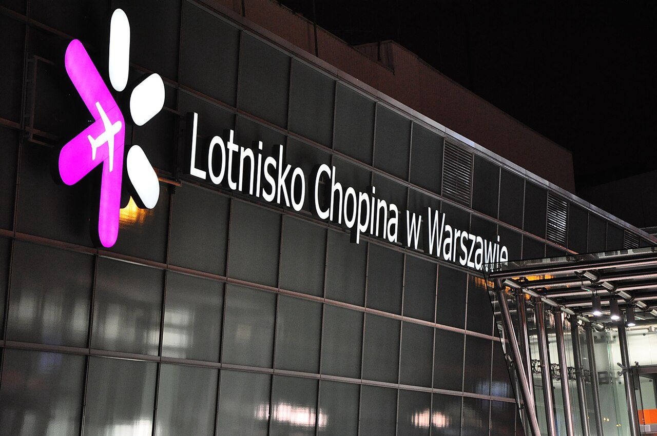 Ciekawska Gruzinka robiła zdjęcia na lotnisku w Warszawie. Teraz musi za to zapłacić