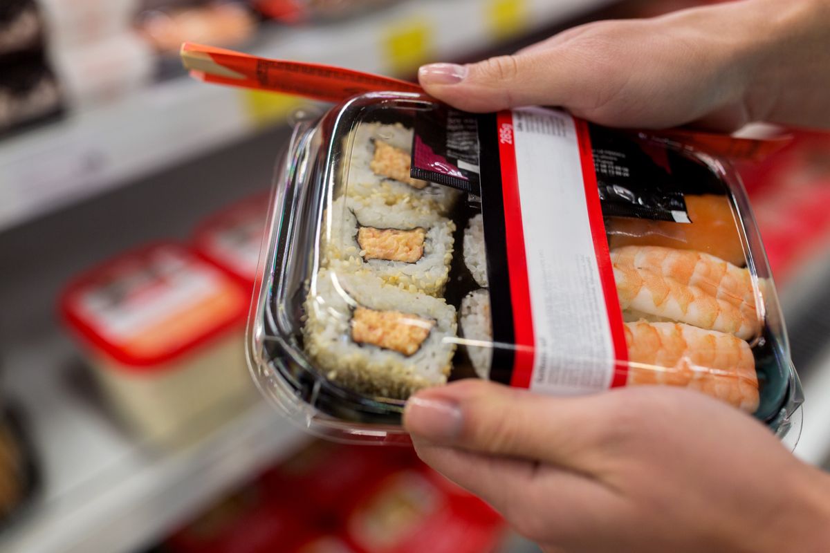 Warto dokładnie przeczytać skład, zanim zdecydujemy się na zakup sklepowego sushi 
