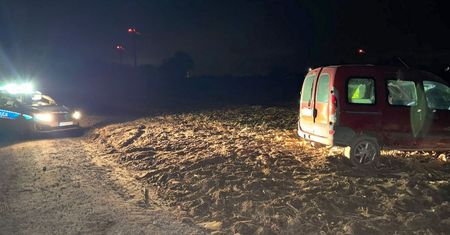 Stracił panowanie na zakręcie – auto dachowało, 19-latek w szpitalu