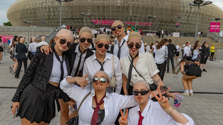 Fani przed drugim krakowskim koncertem Pitbulla. Tauron Arena, 24 czerwca 2025 
