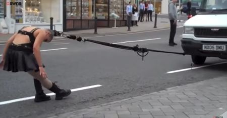 Wyczyn Polki w Londynie. Wzięła furgonetkę "na hol"