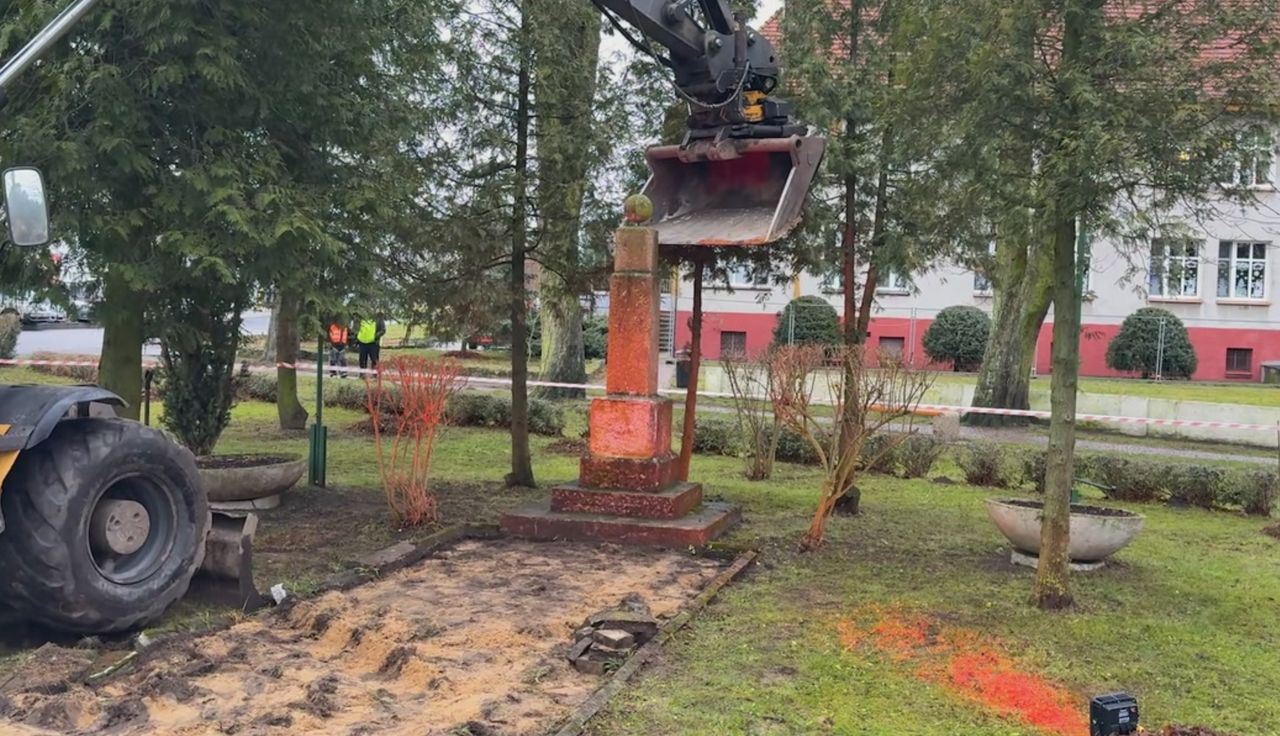 Tylko jeden ruch łopaty. Runął pomnik w Maszewie. Pokazali nagranie
