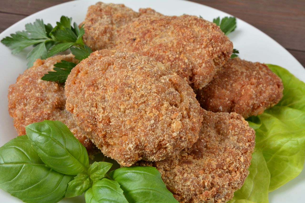 Moja mama dodaje do masy na mielone. Kotlety mają wyraźniejszy smak i przyjemnie chrupią