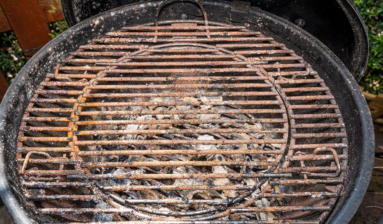 Wymieszaj z sodą oczyszczoną i nałóż na ruszt. Grill będzie jak nowy