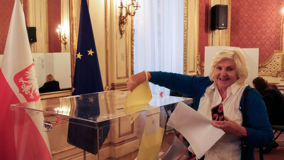 Nowy Jork, USA, 14.10.2023. Wybory parlamentarne 2023. Polacy głosują w Konsulacie RP w Nowym Jorku, 14 bm. Trwa głosowanie w wyborach parlamentarnych i towarzyszącym im referendum. Do jego zakończenia obowiązuje cisza wyborcza i referendalna. (amb) PAP/Marcin Cholewiński