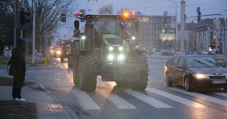 Po zakończonym proteście na obwodnicy rolnicy ruszyli w kierunku Lublina. Kilkadziesiąt traktorów jedzie do centrum [ZDJĘCIA]