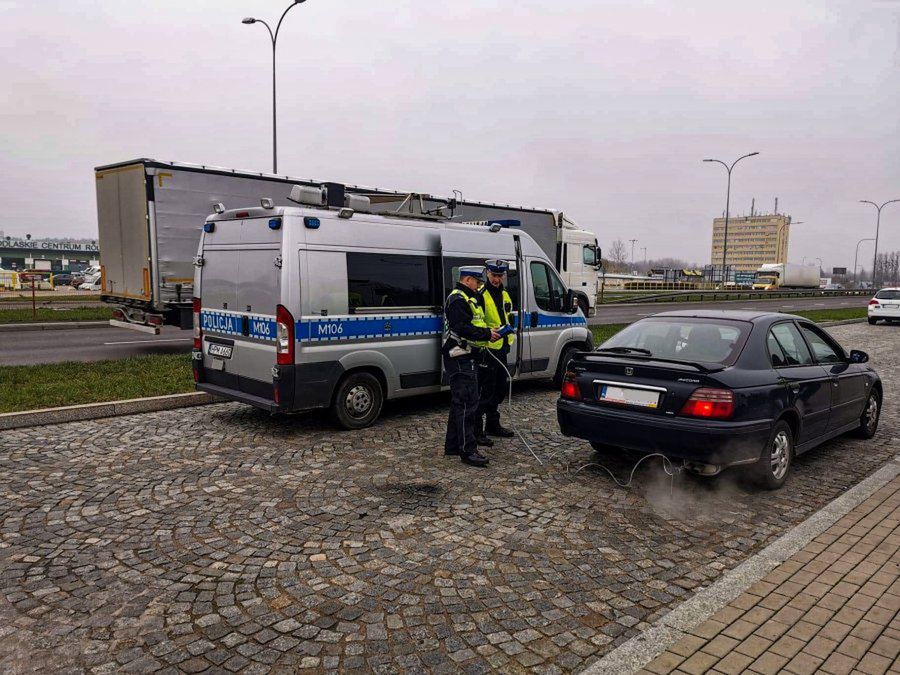 Policyjne akcje "Smog" nie powstrzymają wielu przed wjazdem do miasta mało ekologicznymi autami. Powołanie stref czystego transportu może jednak przynieść pozytywny skutek.