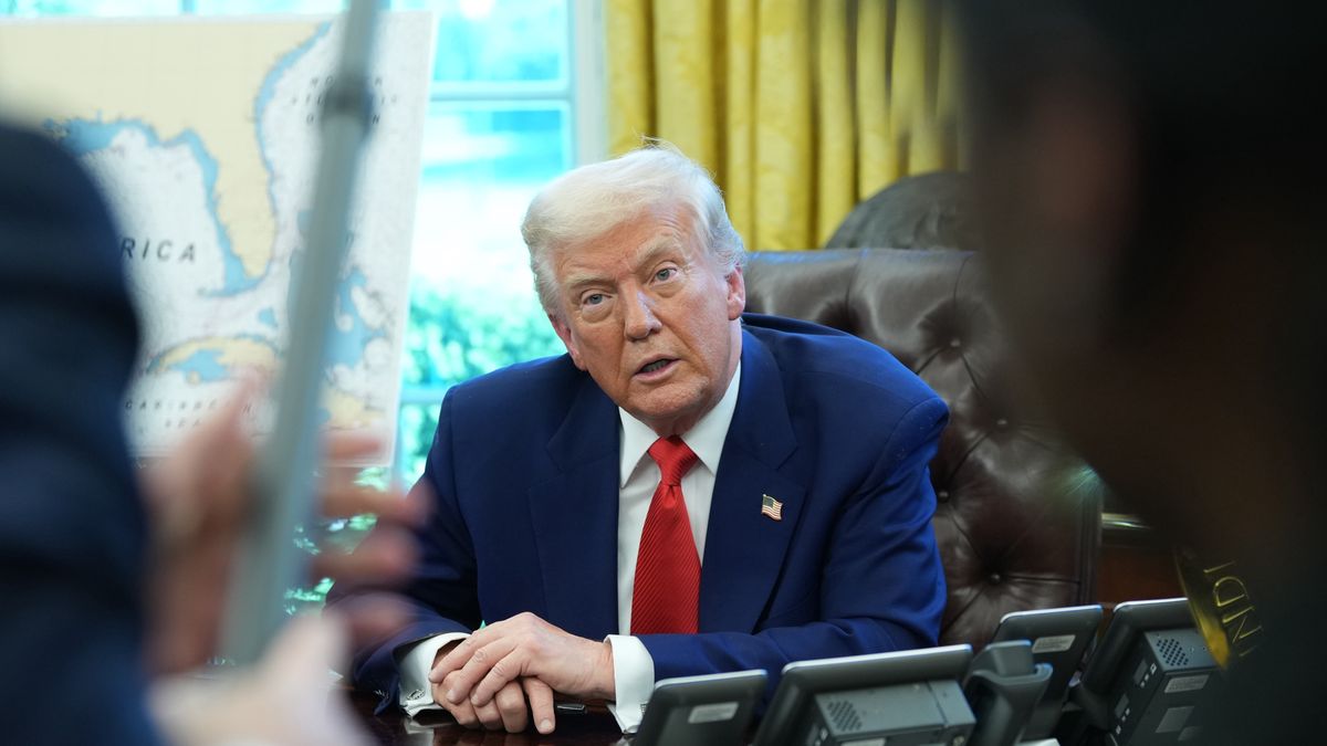 US President Donald Trump speaks to the pool after signing a series of Executive Orders in the Oval Office of the White House in Washington, DC, USA, 09 April 2025. EPA/CHRIS KLEPONIS /POOL Dostawca: PAP/EPA.
