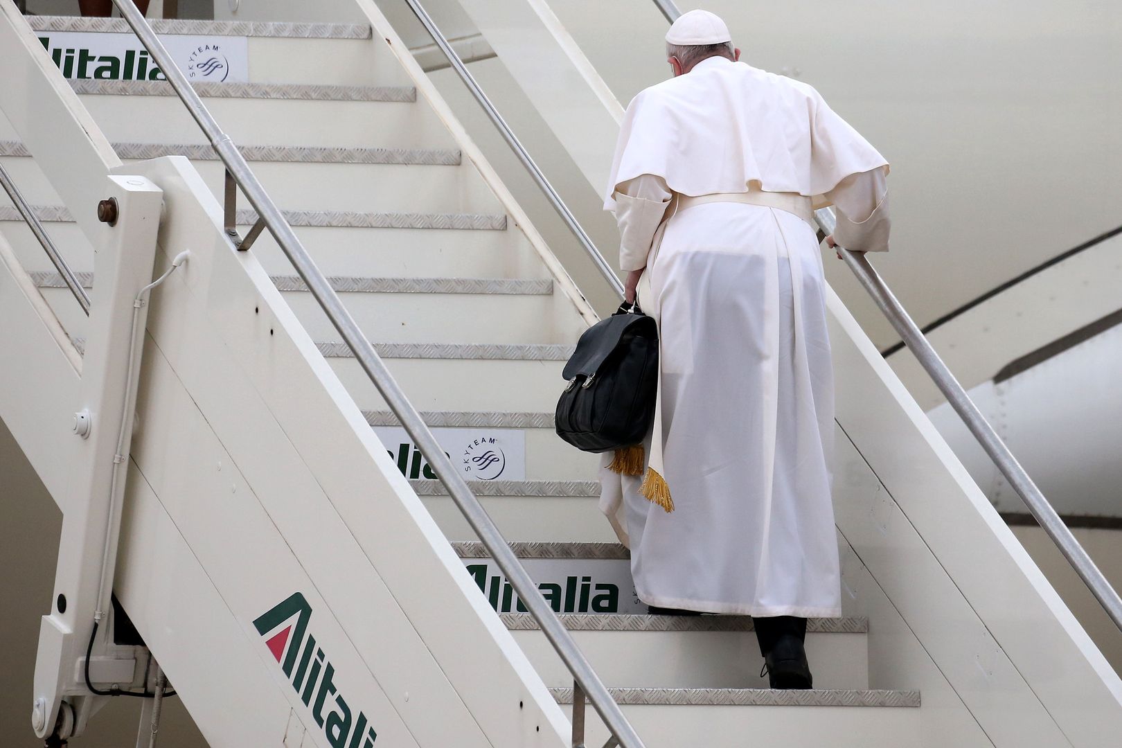 Papież zmieni ubranie? Sprawia mu niemały kłopot