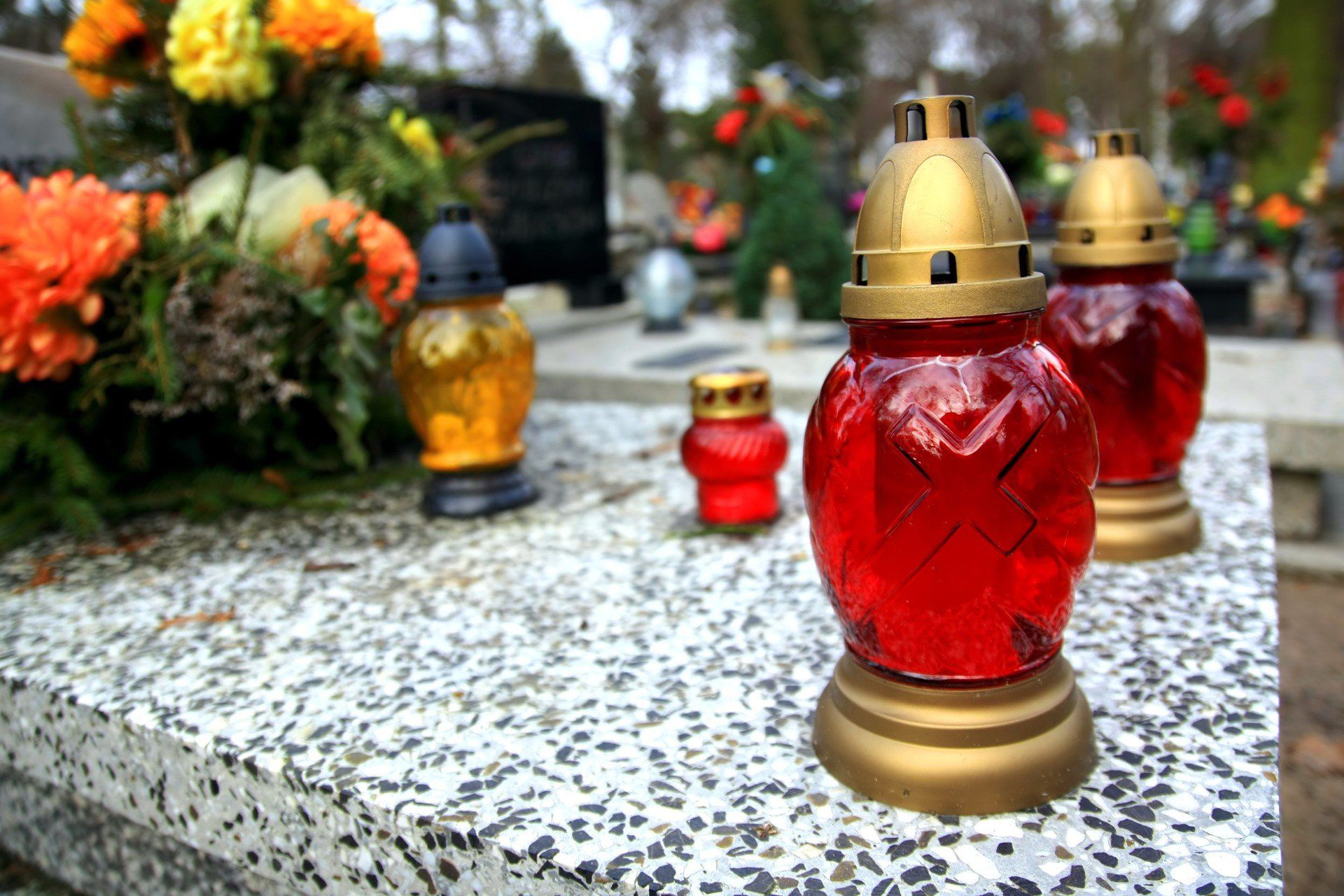 Można też kupić same wkłady zamiast całych nowych zniczy.