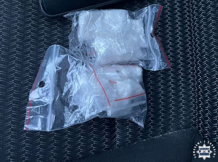 Pasażer audi miał przy sobie amfetaminę i mefedron. Policjanci zabezpieczyli 110 gramów narkotyków