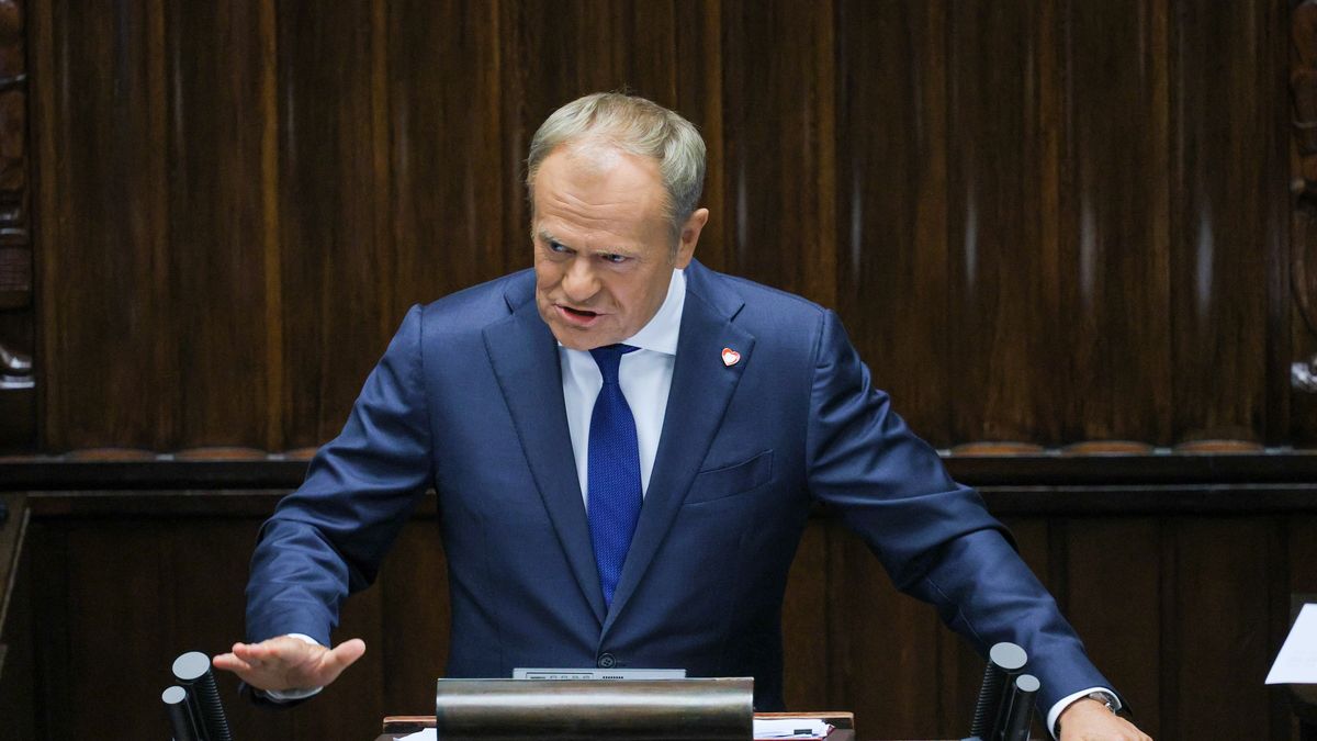 Warszawa, 11.06.2025. Premier Donald Tusk przemawia na sali obrad Sejmu w Warszawie, 11 bm. Premier Tusk przedstawia w Sejmie wniosek o wotum zaufania dla rządu. Po jego wystąpieniu odbędzie się debata. Głosowanie nad wotum przewidziano na godz. 14. (jm) PAP/Rafał Guz