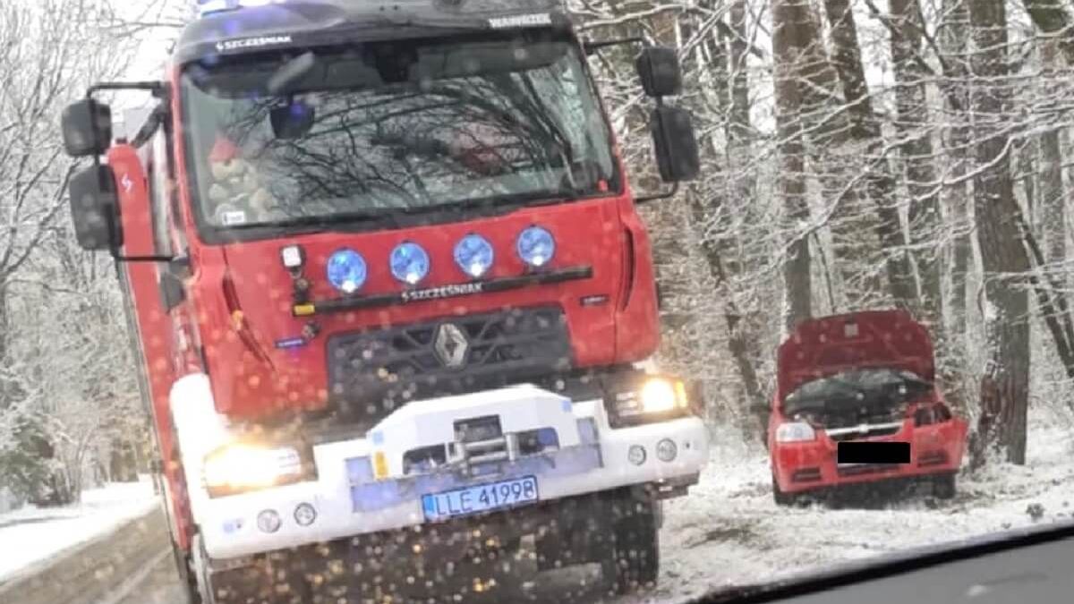 Straż pożarna usuwa skutki wypadku