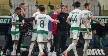 Lechia Gdańsk zatrzymała Johna Carvera, a co z jego asystentem Radosławem Bellą? Klub wciąż negocjuje z Maksymem Chłaniem i Dominikiem Piłą