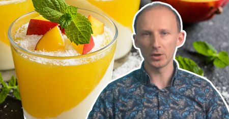 Znany dietetyk poleca na stawy deser z owoców i mleka. Zajadaj, a przestaną strzelać i boleć