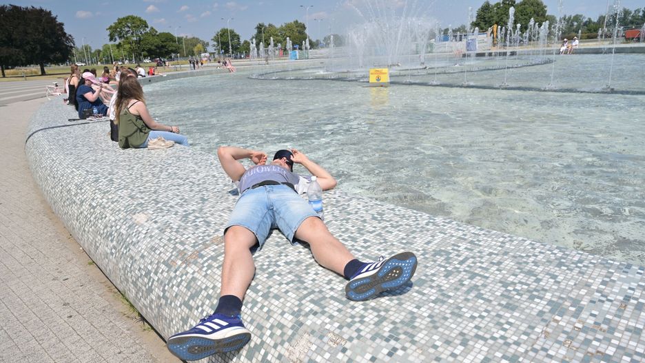 Upał w Warszawie, ludzie się ratują przy fontannach
