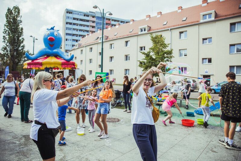 Patologiczna dzielnica? Zabawa na placu w Nowym Porcie w Gdańsku 