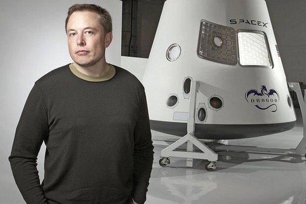 Elon Musk na tle statku kosmicznego Dragon