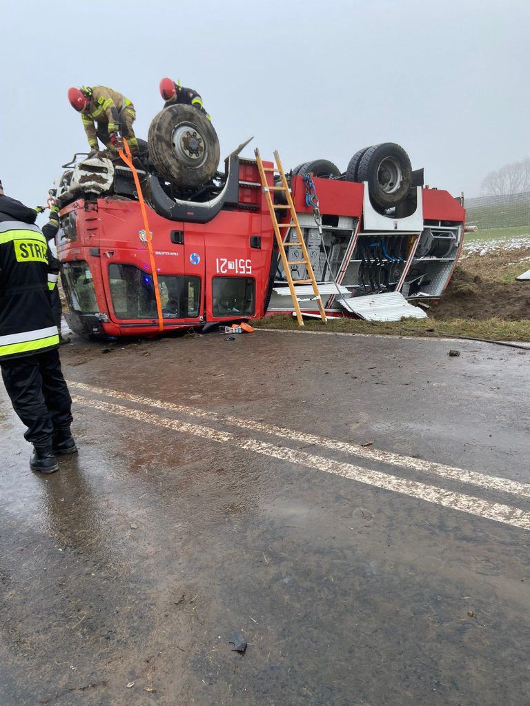 Jechali gasić pożar. Wpadli w poślizg i dachowali 
