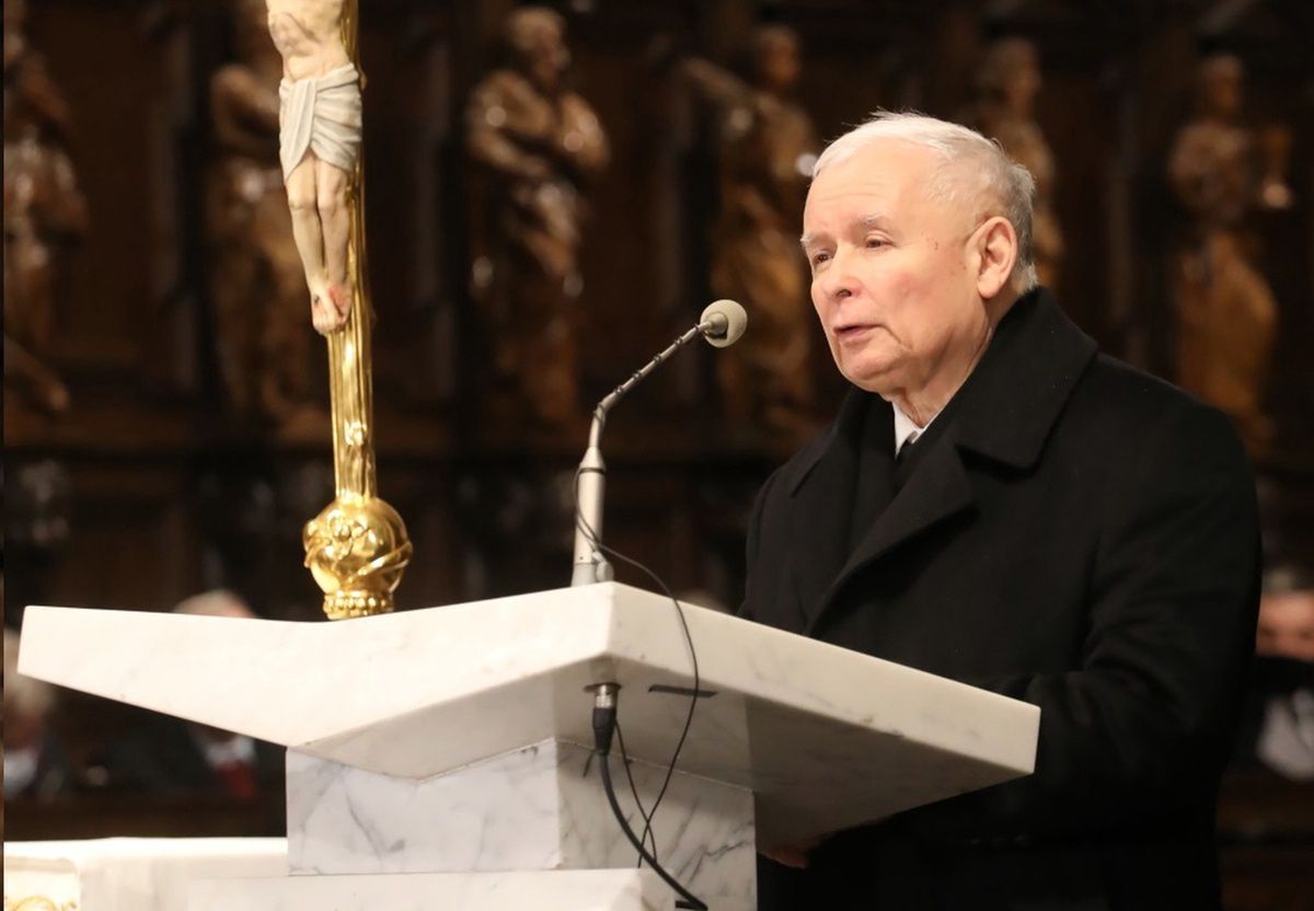 Kaczyński przy ołtarzu. "Wielki cios i ból"