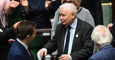 Palec Kaczyńskiego. Kamery uchwyciły jeden szczegół
