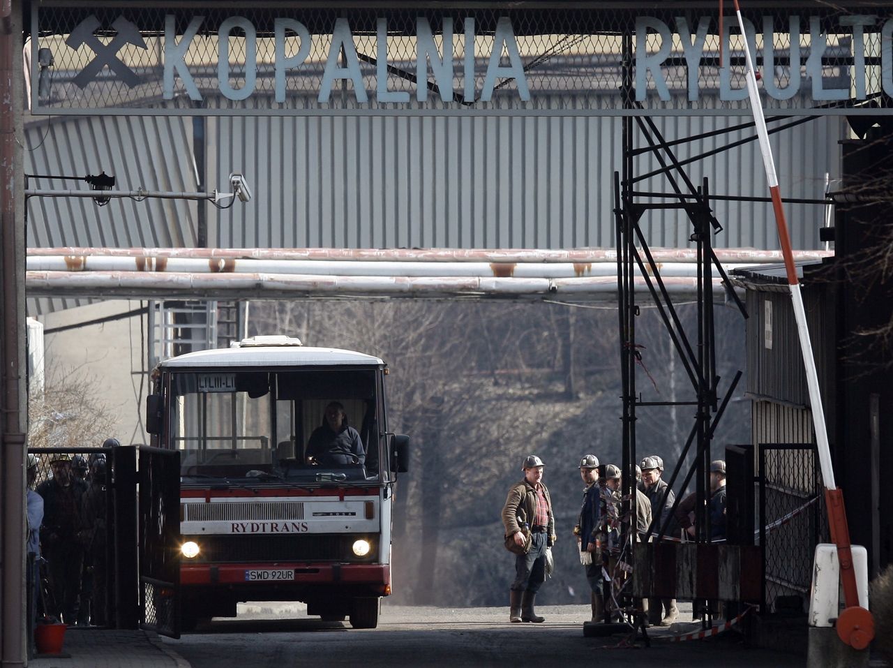 Kopalnia Rydułtowy. Górnik został przysypany skałami 