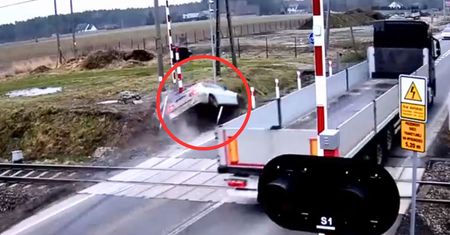 Brawura kierowcy bmw na przejeździe kolejowym. Jechał na czołówkę